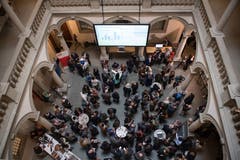 Blick in das Regierungsgebäude. (Bild: Boris Bürgisser)