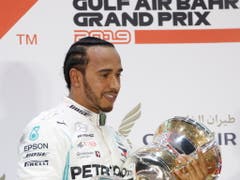 Titelverteidiger Lewis Hamilton gewinnt den Grossen Preis von Bahrain vor seinem Teamkollegen Valtteri Bottas. Mercedes feiert damit auch im zweiten Saisonrennen einen Doppelsieg (Bild: KEYSTONE/EPA/VALDRIN XHEMAJ)