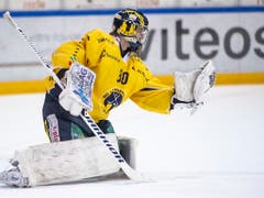 Langenthals Goalie Philip Wüthrich (21) kommt mit 36 Paraden zum Shutout - und ist zum dritten Mal in diesen Playoffs seit mehr als 100 Minuten ohne Gegentor (Bild: KEYSTONE/ADRIEN PERRITAZ)