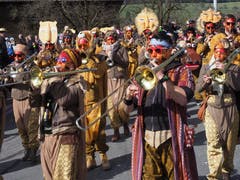 Schlierbacher Guggenmusik "Rhythmus Rammler" mit dem Motto "Lion King", Kopfschmuck wurde für die Aufführung des gleichnamigen Musicals an der Kinderfasnacht gebastelt. (Bild: Leserin Sylvia Schubkegel)