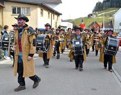Traditionsgemäss präsentiert sich die Guggemusig Moslig am Fasnachtsumzug jeweils im neuen Outfit. (Bild: Peter Jenni, 3. März 2019)