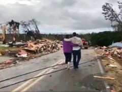 Kleinholz: Menschen laufen durch die Trümmer eines mutmasslichen Tornados in Lee County im US-Bundesstaat Alabama. (Bild: KEYSTONE/AP WKRG-TV)