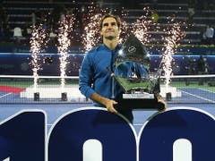 Staunen über die 100: Roger Federer nach dem Jubiläumssieg in Dubai (Bild: KEYSTONE/EPA/ALI HAIDER)