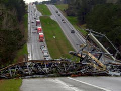 Eine Mobilfunk-Antenne stürzte wegen eines mutmasslichen Tornados auf eine Autobahn. (Bild: KEYSTONE/AP Ledger-Enquirer/MIKE HASKEY)