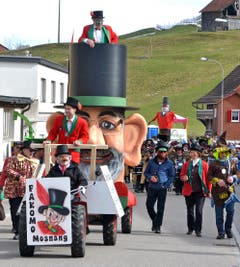 Bevor Chläus Schönenberger das Amt an seinen Nachfolger Thomas Näf übergibt, behält er im Zylinder oben noch die Übersicht. (Bild: Peter Jenni, 3. März 2019)