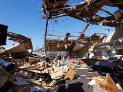 Pastor Steve Blaylock steht in den Trümmern seiner durch einen Tornado zerstörten Kirche in Columbus (Mississippi). (Bild: KEYSTONE/AP/ROGELIO V. SOLIS)