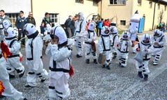 Die Schülerinnen und Schüler der 1. und 2. Klasse der Primarschule bewegen sich im Weltall. (Bild: Peter Jenni, 3. März 2019)