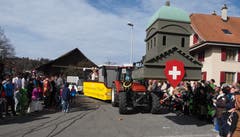 Roggenzunft Schlierbach mit "Di Da Do - Postauto" = dreiteiliger Wagen mit Bundeshaus-Postbus (Linie 83 nach Schlierbach) - italienischem Bus (Anhänger). (Bild: Leserin Sylvia Schubkegel)