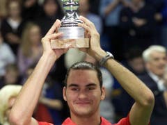 Mit 19 Jahren gewann Federer 2001 in Mailand seinen ersten von nun 100 Titeln (Bild: KEYSTONE/EPA ANSA/DAL ZENNARO)