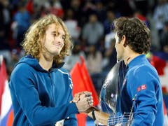 Revanche für die Niederlage in Australien: Stefanos Tsitsipas (li.) konnte Federer in Dubai nicht stoppen (Bild: KEYSTONE/EPA/ALI HAIDER)