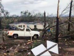 Ein verheerender Tornado hat in Lee County (Alabama) eine Spur der Verwüstung hinterlassen. (Bild: KEYSTONE/AP WKRG-TV)