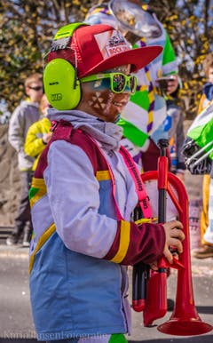 Ein Mini-Guugger an der Hünenberger Fasnacht. (Bild: Karin Jansen, 5. März 2019)