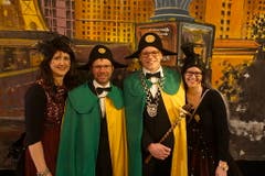 Das Fröschenzunftmeisterpaar Silvana Jost und Stefan Jecklin mit dem Nebenzunftmeisterpaar Rita und Josef Kaufmann am Fröschenball in Triengen. (Bild: Regina Kaufmann, 2. März 2019)
