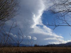 Der Sturm fegt die Wolken gegen Osten ab. (Bild: Toni Weder)
