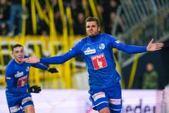 Pascal Schürpf, linkes Mittelfeld, 6 Grosser Auftritt des Baslers: Er schiesst Luzern mit einem Doppelpack (5./62.) 2:0 in Front. Die Fans feiern ihn mit seinem Lied. (Bild: Martin Meienberger/freshfocus, Luzern, 6. März 2019)