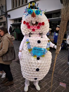 Mehrere Bostitch-Klammern und ganz viele Trinkbecher — schon ist ein wunderschöner Schneemann kreiert. (Bild: Margrith Imhof-Röthlin, Luzern, 5. März 2019)