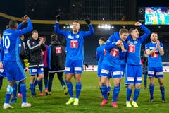 Lucas Alves (mitte), Innenverteidiger, 5 Erfüllt seine Aufgabe in der Abwehr, zeigt sich aber auch im Angriff mutig. In der 8. Minute foult in Mbabu im Strafraum penaltyreif. (Bild: Martin Meienberger/freshfocus, Luzern, 6. März 2019)
