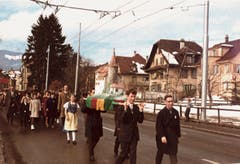 Kinder beim Marsch nach Luzern. (Bild: Fotograf unbekannt* / Archiv Jürg Studer)