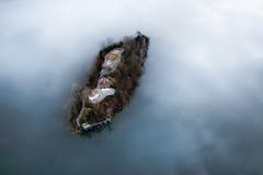 Epische Drohnenaufnahme der Insel Schwanau. (Bild: Tina Schelbert, Lauerz, 8. März 2019)