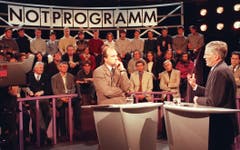 Von 1993 bis 1999: Der damalige Arena Moderator Filippo Leutenegger (links) im Januar 1997 im Gespräch mit Alt-Bundesrat Kaspar Villiger (rechts). Das Thema war «Armut in der Schweiz». (Archivbild: Keystone/Michele Limina)