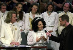 Von 1999 bis 2002: Arena-Moderator Patrick Rohr (rechts) mit Icordo (links) und der inzwischen verstorbenen Uriella vom Orden Fiat Lux. Das Thema im April 2000 war «Sekten – Macht und Ohnmacht». (Archivbild: KEYSTONE/Walter Bieri)