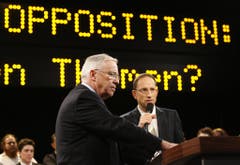 Von 2008 bis 2010: Alt Bundesrat Christoph Blocher (SVP) sprach im Januar 2008 in der Arena mit Moderator Reto Brennwald (rechts). (Archivbild: KEYSTONE/Steffen Schmidt)