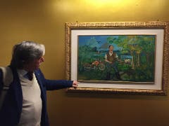 Co-Kurator Sandro Parmiggiani erklärt das Bild «Selbstbildnis mit Motorrad und Staffelei in der Landschaft» von Antonio Ligabue, das zurzeit in einer Ausstellung im Museum im Lagerhaus in St. Gallen zu sehen ist. (Bild: Keystone-SDA/Nathalie Grand)