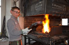 Remo erhitzt das Blech in der Klangschmiede Alt St. Johann für seine Geissenschelle.