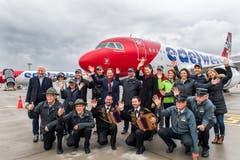 Das gesamte Stanserhorn-Team vor dem Flugzeug.