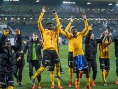 YB-Spieler freuen sich über ihren Erfolg in Luzern. Es fehlen nur noch zwei Punkte zur Titelverteidigung (Bild: KEYSTONE/URS FLUEELER)