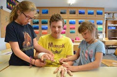 Nora und Lara verbinden den übungshalber verletzten Max.