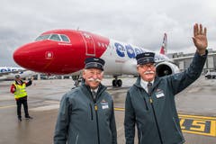 Zwei «Bähnler» des Stanserhorns vor dem Flugzeug: Fritz Heusser (links) und Rolf Stocker.