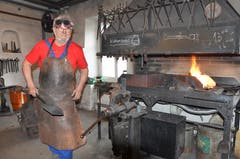 Schellenschmied Sepp Brand führt eine kleine Demonstration aus.