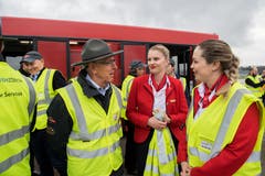 Freudige Diskussionen bei der Taufe.