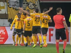 Die Young Boys feiern in Luzern den Sieg und schon bald auch die Meisterschaft (Bild: KEYSTONE/URS FLUEELER)