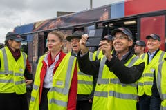 Angestellte der Stanserhorn-Bahn und von Edelweiss freuen sich gemeinsam über das neu getaufte Flugzeug.