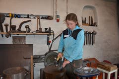 Leonie bombiert das Schellenblech.