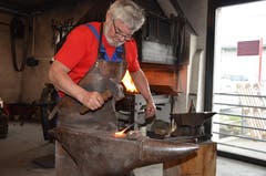 Schellenschmied Sepp Brand führt eine kleine Demonstration aus.