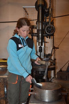 Leonie bombiert das Schellenblech.