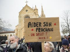 «Seinem Nächsten helfen = ein Delikt? Nein!» heisst es auf einem Plakat. (Bild: Keystone/JEAN-CHRISTOPHE BOTT)
