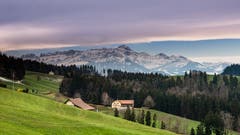 Klare Grenzen zwischen grau und blau über dem Säntis. (Bild: Luciano Pau)