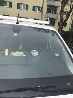 Kaputte Frontscheibe: Ein Felsbrocken traf dieses parkierte Auto.
