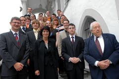 An der Gründungsfeier der Jungen CVP Obwalden in Sarnen. Auf der Rathaustreppe vorderste Reihe von links: Patrick Imfeld (Kantonalpräsident), Ehrengast Doris Leuthard, Mike Bacher (Präsident Junge CVP Obwalden) sowie alt Landammann Alexander Höchli. (Bild: Robert Hess, 12. September 2009)