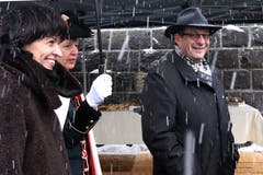 An der Eröffnung des A8-Tunnels in Lungern: Doris Leuthard und der Obwaldner Baudirektor Paul Federer. (Bild: Romano Cuonz, 10. Dezember 2012)