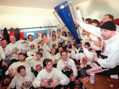 Überschäumender Jubel bei den Berner Spielern nach dem Gewinn des Meisterpokals im März 1997 in Zug (Bild: Keystone-SDA)