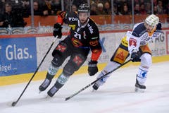 Berns Simon Moser, links, gegen Zugs Miro Zryd. (Bild: KEYSTONE/Melanie Duchene)