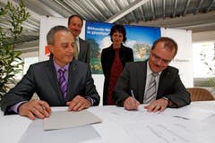 An der Eröffnung des Unternehmerzentrums MicroPark Pilatus in Alpnach: vorneAndré Ulrich (Micro Park) und Bruno Thürig (CEO Kantonalbank) bei der Unterzeichnung der Vertäge. Hinten: Der Obwaldner Regierungsrat Niklaus Bleiker Doris Leuthard.(Bild Remo Nägeli, 14. Mai 2009)