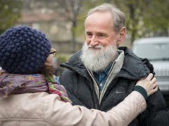 Unterstützung für Pastor Norbert Valley. «Nächstenliebe soll nicht bestraft werden», fordern die Demonstranten. (Bild: Keystone/JEAN-CHRISTOPHE BOTT)