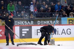 Wütende Fans schmeissen Becher auf das Eis. (Bild: KEYSTONE/Melanie Duchene)