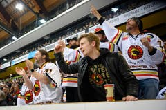 Gute Stimmung bei den Fans in der PostFinance Arena in Bern. (Bild: KEYSTONE/Melanie Duchene)